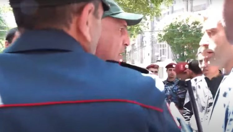 СК обвинил протестующих в Ереване в групповом хулиганстве после стычки с прохожим