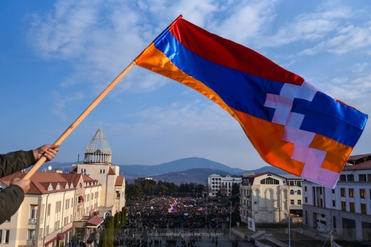 Հունիսի 2-ը Արցախի Հանրապետության դրոշի օրն է