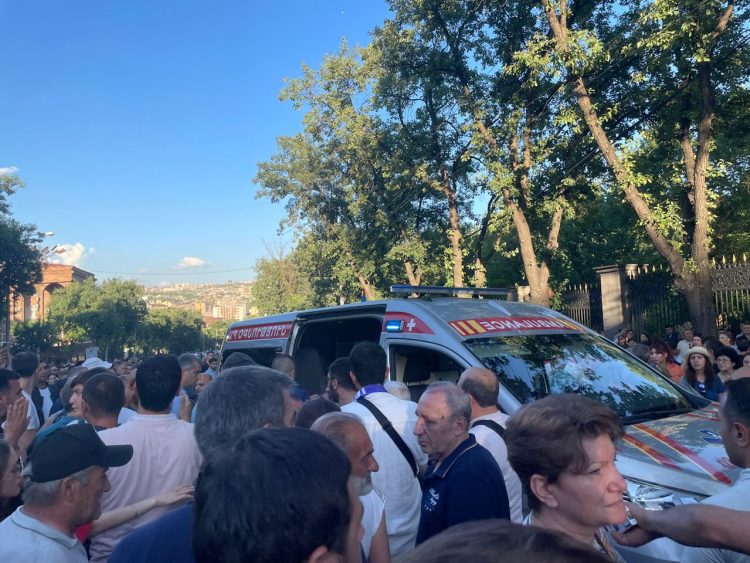 Более 100 человек пострадали из-за столкновений у здания парламента Армении