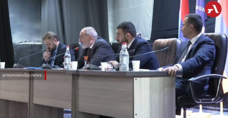 СМИ: Пашинян больше не видит угрозы в движении архиепископа Галстаняна