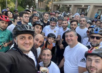 «Քանի դեռ քաղաքը քնած էր»․ Փաշինյանի հեծանվով զբոսանքը՝ մի խումբ քաղաքացիների հետ