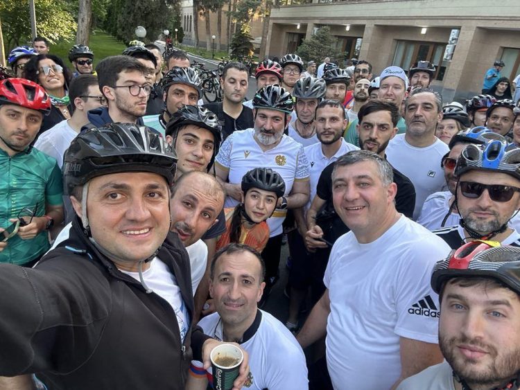 «Քանի դեռ քաղաքը քնած էր»․ Փաշինյանի հեծանվով զբոսանքը՝ մի խումբ քաղաքացիների հետ