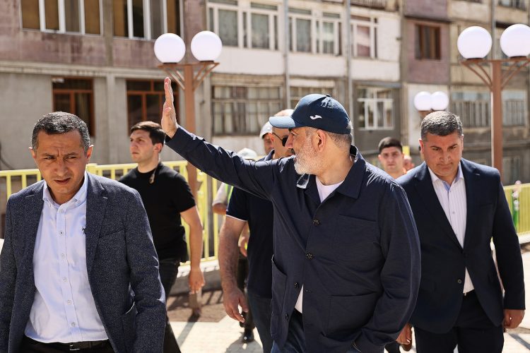 СМИ узнали о планах Пашиняна каждые выходные ездить по областям республики