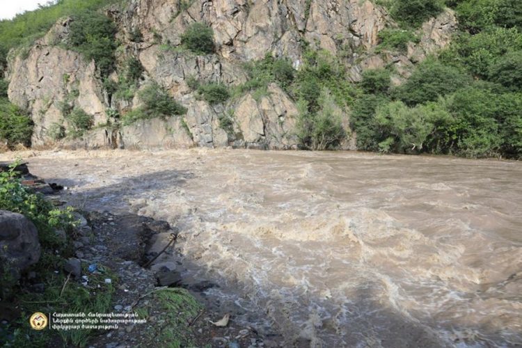 Власти предупредили о резком повышении уровня воды в реках Армении из-за циклона