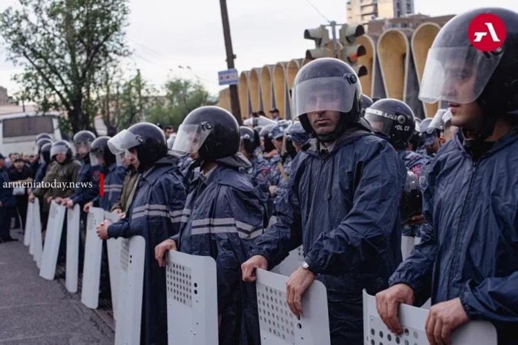 СМИ узнали о мерах безопасности для Пашиняна в НС на фоне протестов Галстаняна