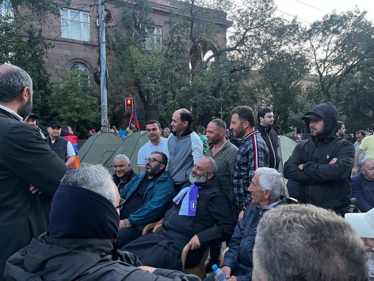 Сторонники движения «Тавуш во имя Родины» переночевали у здания парламента
