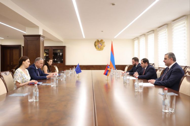 Սուրեն Պապիկյանը և ՀՀ-ում ԵՄ դեսպանը տարածաշրջանային անվտանգությանն առնչվող հարցեր են քննարկել
