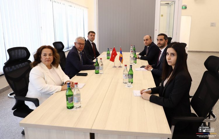 Ռուբինյանը և Քըլըչը քննարկել են Ախուրիկ/Աքյաքա երկաթուղու սահմանային անցակետի գործարկման հնարավորությունը