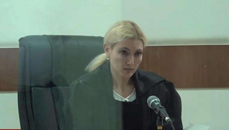 СМИ рассказали об уголовных делах отстранённой судьи процесса Роберта Кочаряна