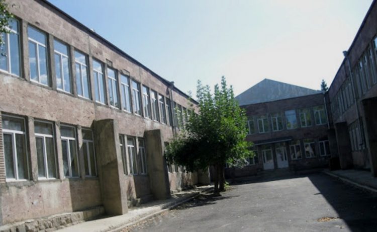 Արարատի մարզի դպրոցներից մեկում վնասվածք ստացած 10-ամյա երեխան 5-րդ օրն է՝ գտնվում է կոմայի մեջ․ ԶԼՄ