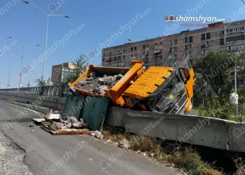 Երևանում բեռնատար է վթարվել․ ԶԼՄ