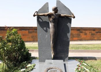 Երևանում տեղադրվել է մարմնամարզիկ Ալբերտ Ազարյանի բրոնզաձույլ արձանը