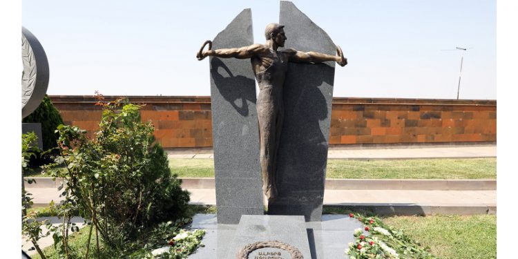 Երևանում տեղադրվել է մարմնամարզիկ Ալբերտ Ազարյանի բրոնզաձույլ արձանը