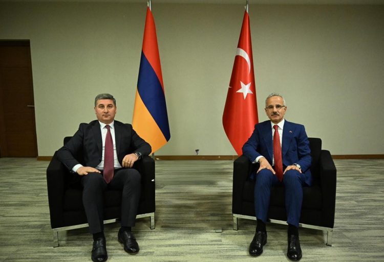 Սանոսյանն Ուրալօղլուի հետ հանդիպմանը հայտնել է կապուղիների ապաշրջափակման առաջնահերթության մասին
