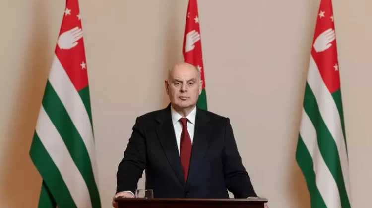 Աբխազիայի նախագահը հայտարարել է, որ կշարունակի աշխատել՝ չնայած ցույցերին