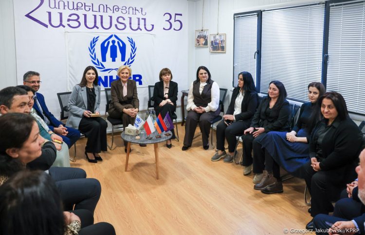 Լեհաստանի նախագահի կինը հանդիպել է տեղահանված արցախցիների հետ