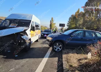 «Չայնիի» ոլորաններում BMW-ն բախվել է պատին, ապա 15 ուղևոր տեղափոխող «Գազել»-ին․ ԶԼՄ