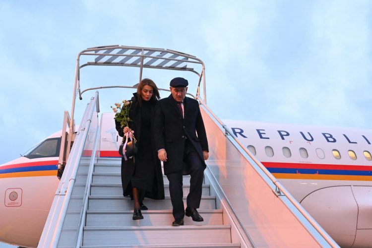 Փաշինյանը տիկնոջ հետ ժամանել է Ֆրանսիա