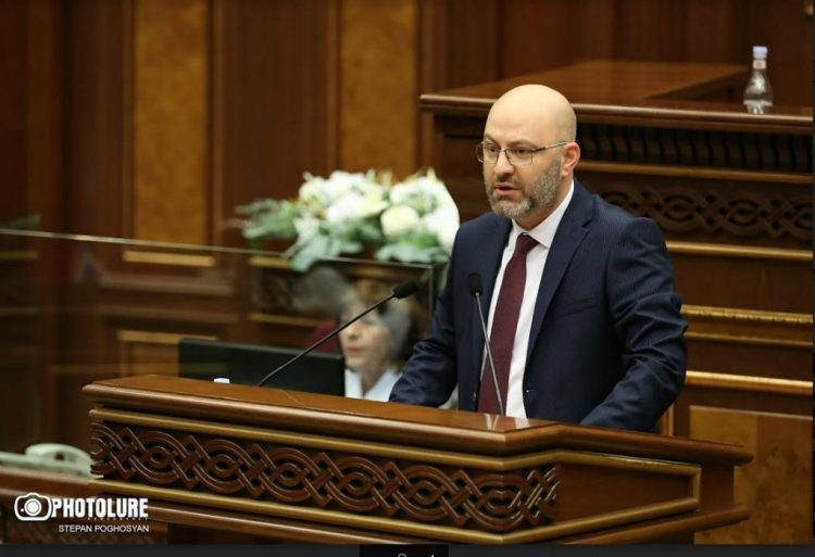 Դավիթ Առուշանյանն Ալեն Սիմոնյանին մանդատից հրաժարվելու դիմում է ներկայացրել