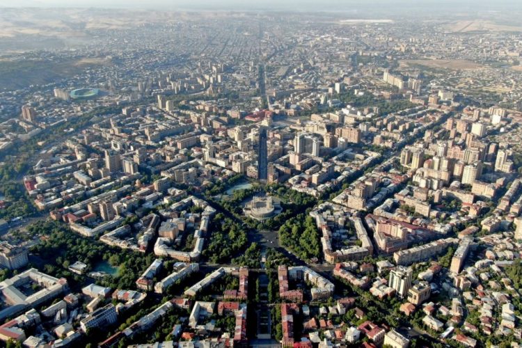 Административный суд признал недействительным решение по тарифам на парковку в Ереване