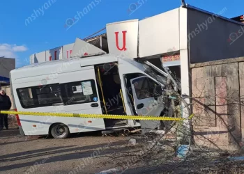 Սպիտակ-Վանաձոր երթուղու «Գազել»-ի ու Toyota Prado-ի բախման հետևանքով 12 մարդ է տուժել
