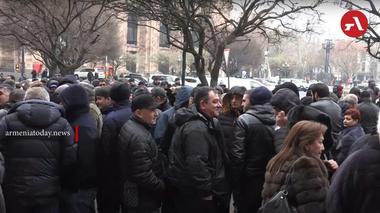 «Պետք է փաստաթղթավորենք մեր ապրանքը»․ Ոսկու շուկայի աշխատակիցների բողոքի ակցիան
