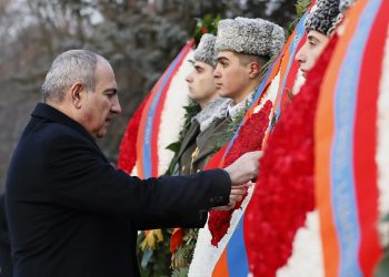 ԶՈւ կազմավորման 33-րդ տարեդարձի առիթով վարչապետ Փաշինյանն այցելել է «Եռաբլուր» պանթեոն