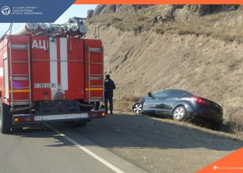 Երևան-Մեղրի ավտոճանապարհին 2 ավտոմեքենա ընկել է ջրահեռացման առվակը