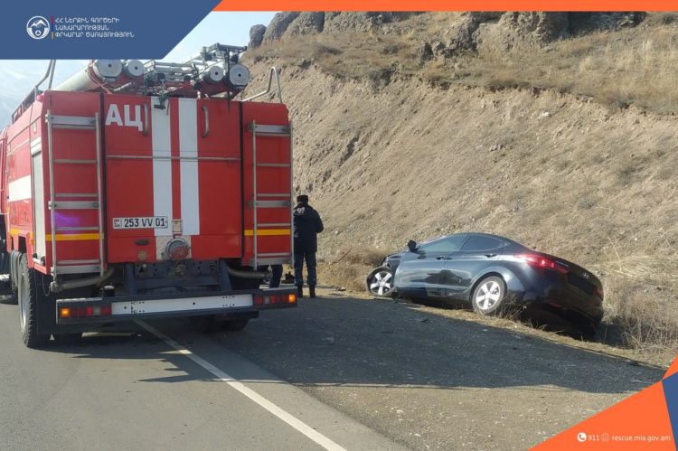 Երևան-Մեղրի ավտոճանապարհին 2 ավտոմեքենա ընկել է ջրահեռացման առվակը