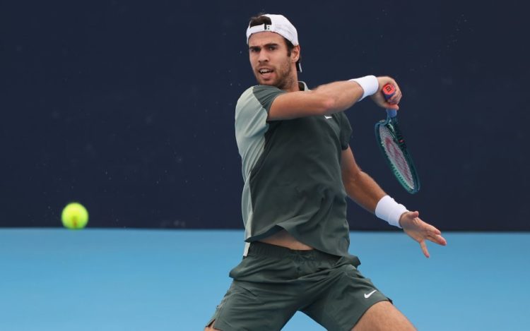Карен Хачанов уверенно победил в первом матче турнира ATP-500 в Эмиратах