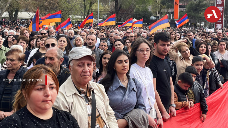 «Арцах ждет нас!»: арцахцы проводят митинг на Площади Свободы в Ереване
