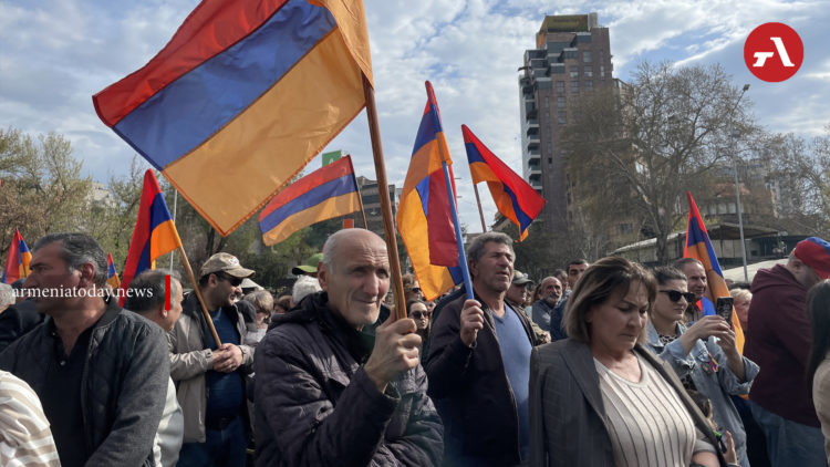 «Арцах ждет нас!»: арцахцы проводят митинг на Площади Свободы в Ереване