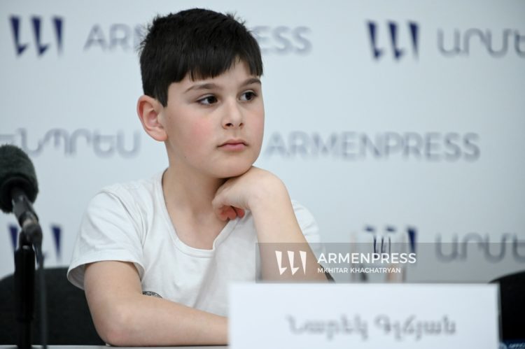 7-летний Нарек Глчян установил рекорд Гиннесса по бегу на одной ноге