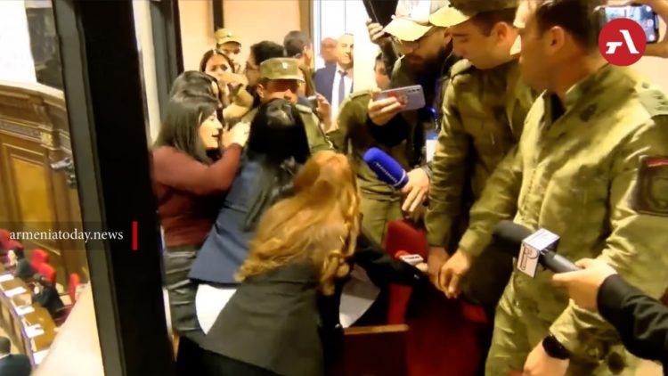 «Следовало попросить сотрудников Службы госохраны вернуть плакат»: Симонян извинился перед журналистами