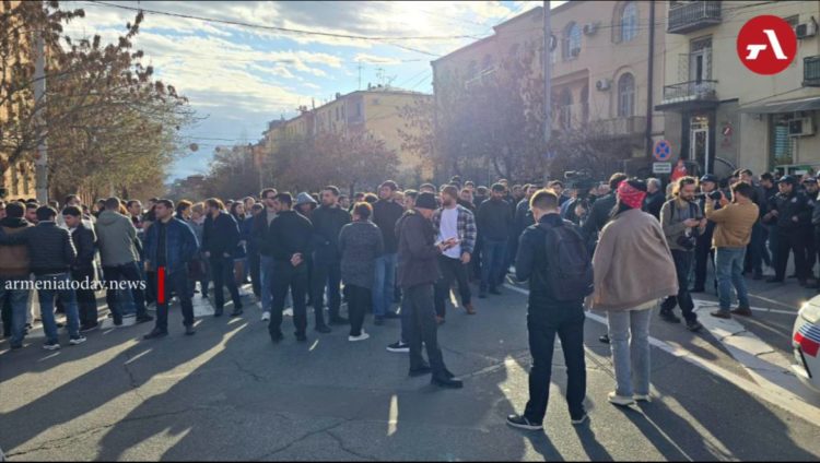 В Ереване участники акции в поддержку арцахца Тиграна Улубабяна провели шествие к зданию МВД