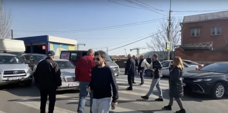 Жители Арабкира перекрыли улицу Наири Заряна в знак протеста против «незаконного» строительства нового здания
