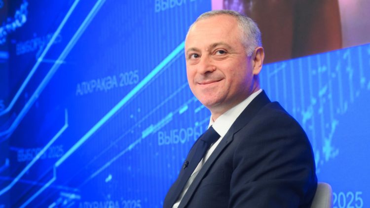 В Абхазии на выборах президента победил Бадра Гунба