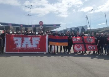 Վրաստան-Հայաստան խաղին ընդառաջ հայ երկրպագուները երթ են իրականացնում