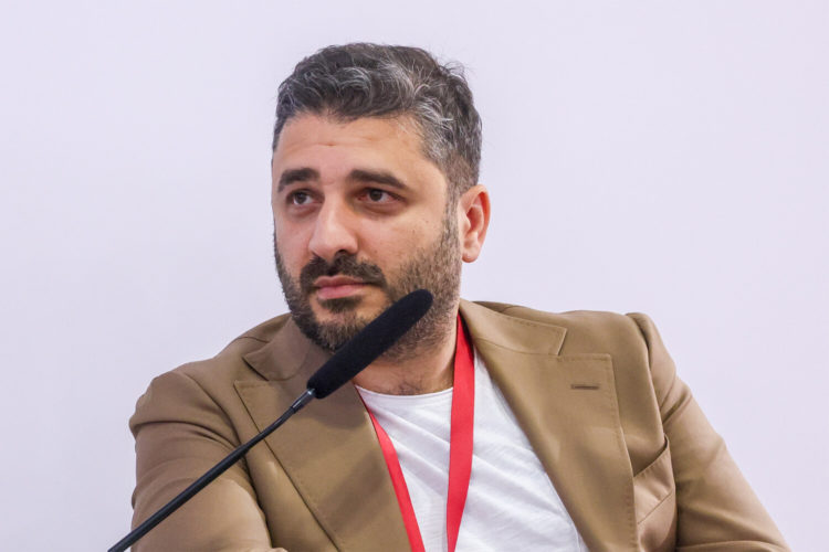 Ռուս պատգամավորն առաջարկել է ռեժիսոր Սարիկ Անդրեասյանին զրկել պետական ​​ֆինանսավորումից