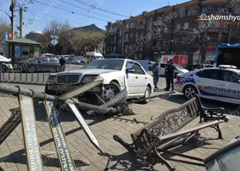 Երևանում 20 համարի ավտոբուսը բախվել է Mercedes-ին․ կան տուժածներ․ ԶԼՄ