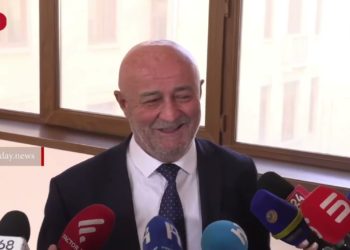 Жизнь невозможно повернуть назад. Աղազարյանը երգելով է պատասխանել լրագրողի հարցին