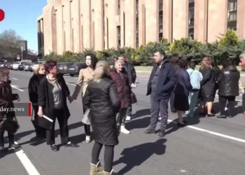 Վարդաշենցիները փակել են Երևանի քաղաքապետարանի հարակից փողոցը