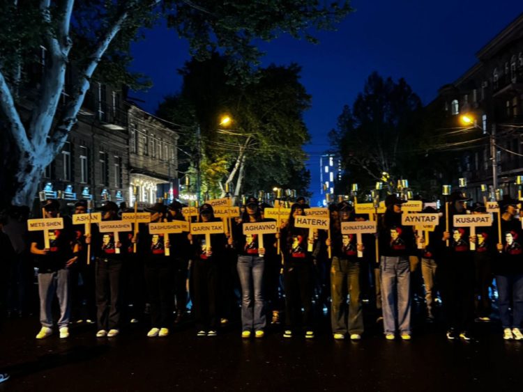 Ջահակիրներն Արցախի և Արևմտյան Հայաստանի բնակավայրերի անվանումներով պաստառներ են պարզել