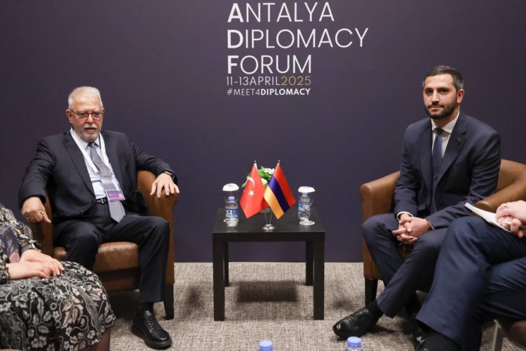 «Լավ քննարկում ենք ունեցել»․ Անթալիայում հանդիպել են Ռուբեն Ռուբինյանն ու Սերդար Քըլըչը