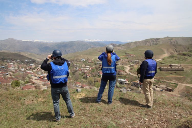 Миссия ЕС в Армении зафиксировала повреждения от выстрелов в приграничном селе и допустила что их нанес Азербайджан