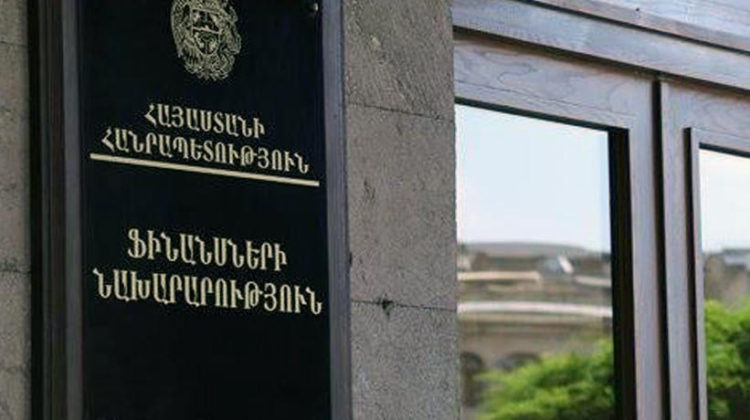 Полицейские задержали толкнувшего дверь Минфина гражданина
