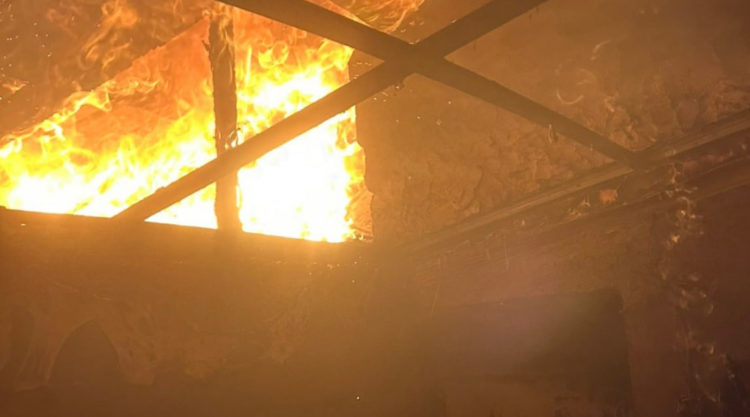 В ереванском районе Сари Тах загорелись крыши трёх домов
