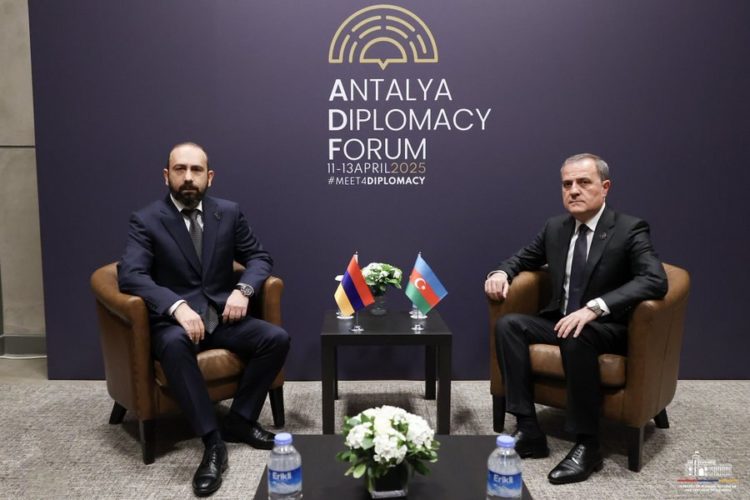 Министры иностранных дел Армении и Азербайджана выразили готовность продолжить диалог