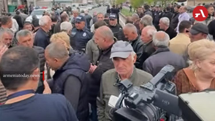 Жители Прошяна и Касаха перекрыли трассу с требованием отменить решение о смене межрегионального маршрута