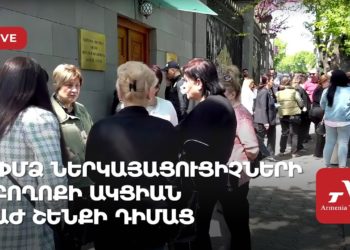Предприниматели проводят акцию протеста у здания парламента (прямое включение)